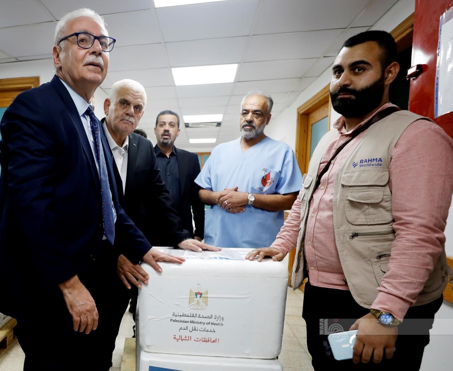 وزارة الصحة خلال تسليم وحدات الدم التي تم جمعها ضمن الحملة الثانية استعدادا لنقلها إلى المحافظات الجنوبية (تصوير: محمد نوفل/ وفا)